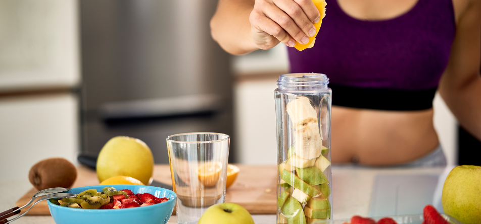 Frau bereitet sich einen Smoothie bei einem der Viactiv-Gesundheitskurse zu.